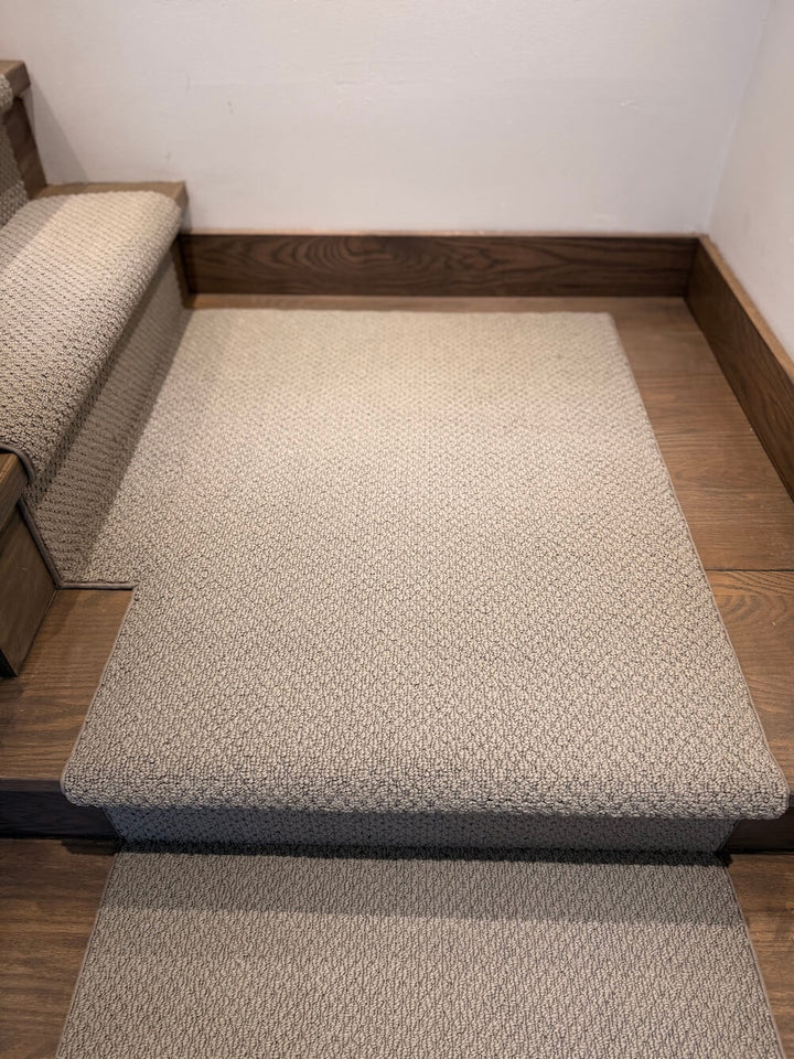Costa Brava Comet Gray Nylon Stair Runner Landing