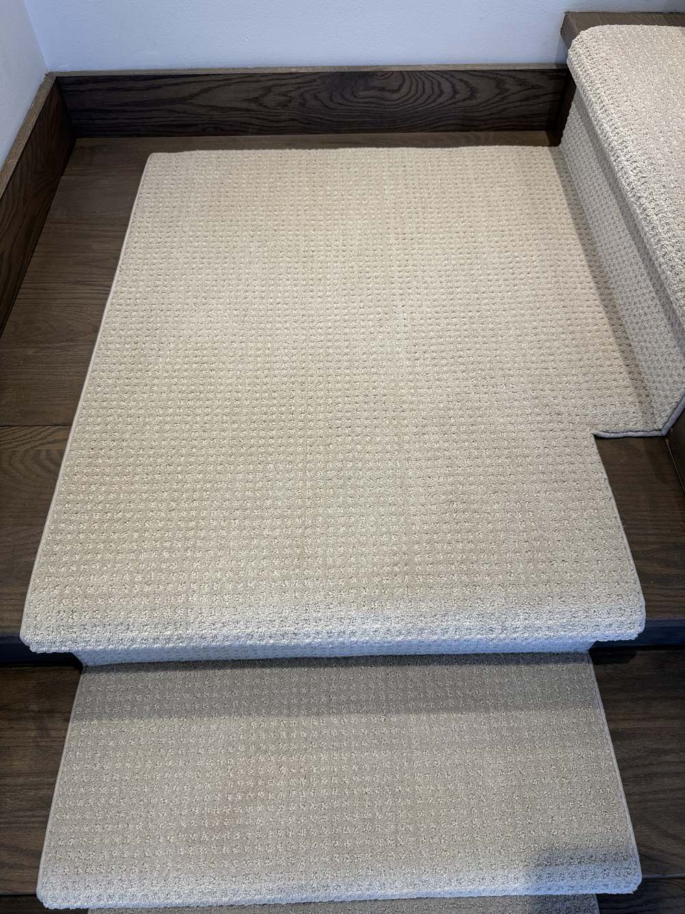 90 degree right turn landing carpet for Garibaldi Estate Democracy stair runner on dark hardwood stairs