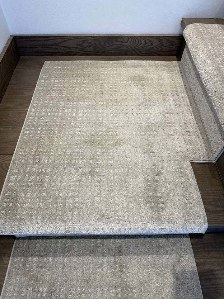 90 degree right turn landing carpet for Tanager Lodge Brown Bag stair runner on dark hardwood stairs