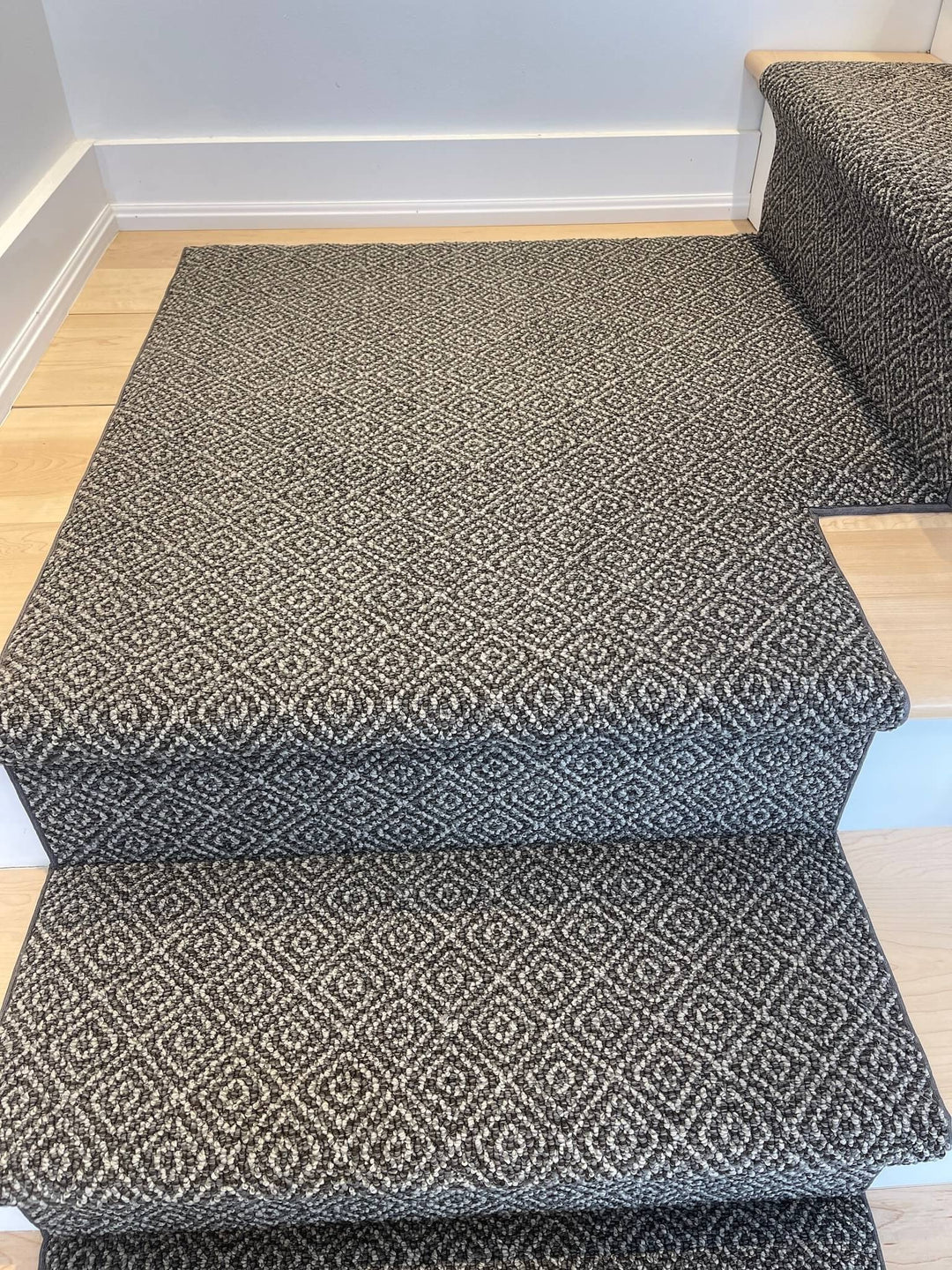 dark-modern-stair-runner-landing