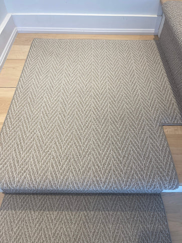 grey-carpet-runner-for-right-turn-landing