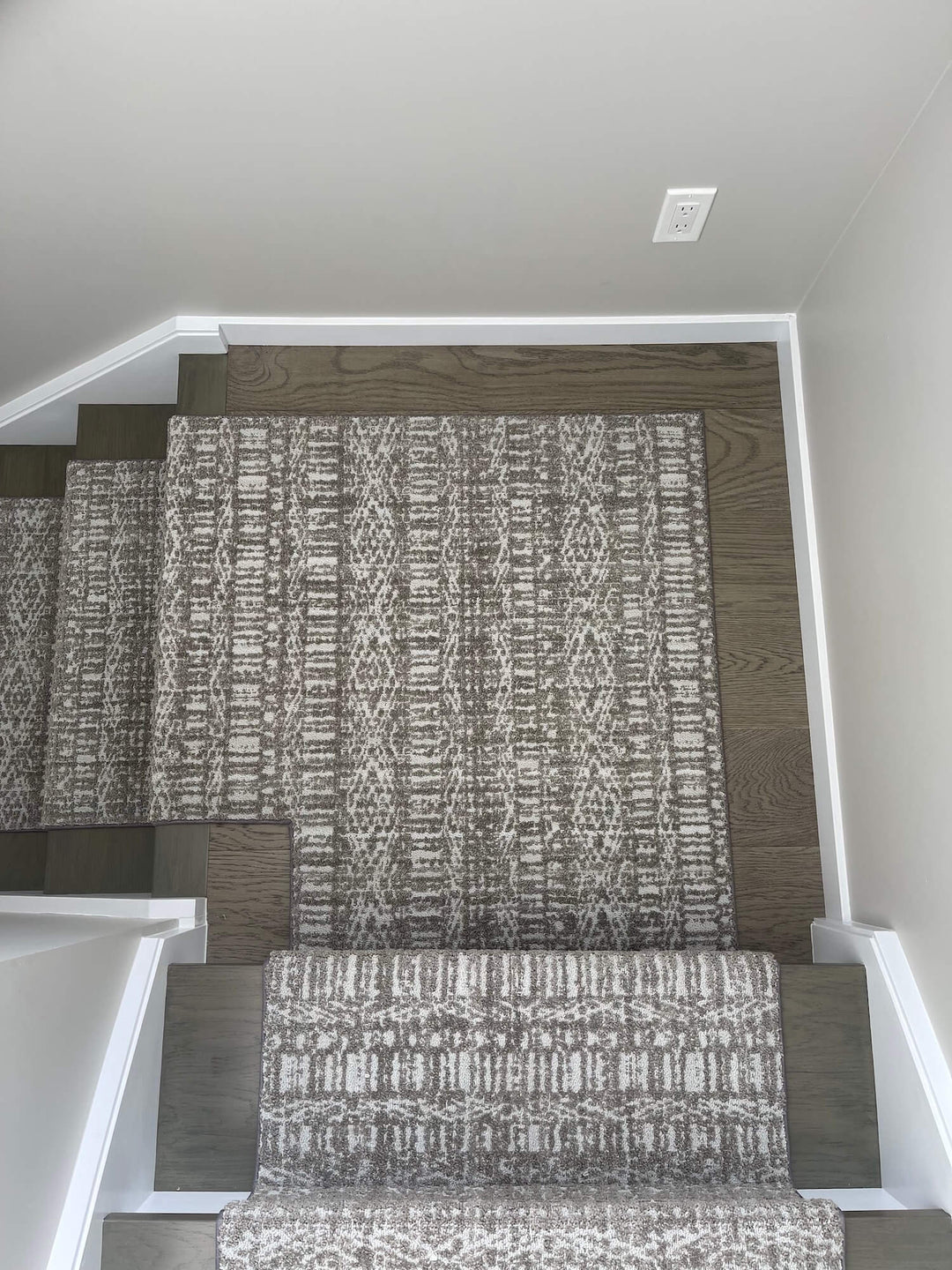 left-turn-stair-runner-landing